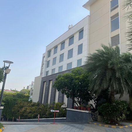 V Retreat Gurgaon Hotel Bagian luar foto