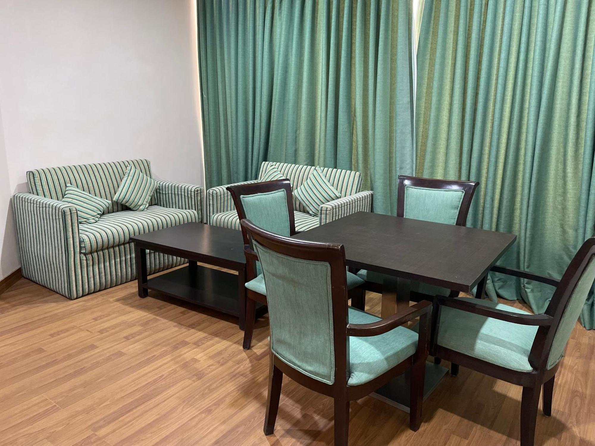 V Retreat Gurgaon Hotel Bagian luar foto